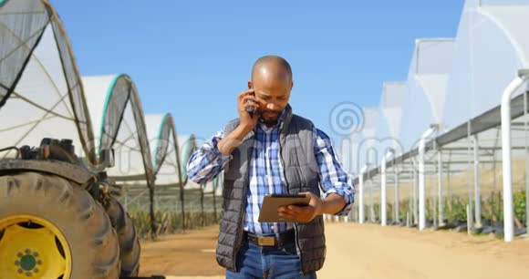 男子在蓝莓农场4k手机通话视频的预览图