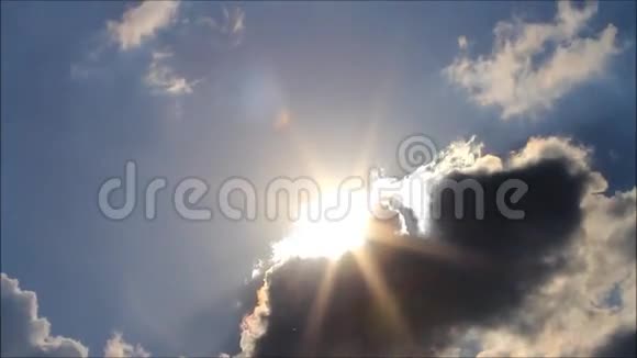 阳光透过云层照耀视频的预览图