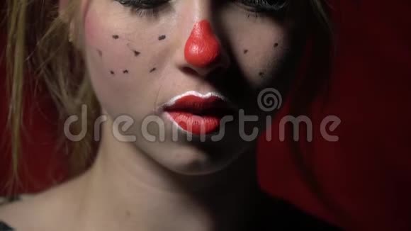 一个令人毛骨悚然的女孩小丑静静地站着开始做鬼脸视频的预览图