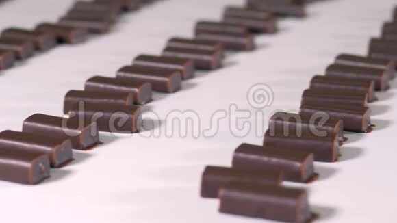准备好的巧克力糖果正在糖果厂沿着生产线移动视频的预览图