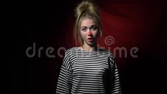 金发美女小丑伸出舌头慢动作视频的预览图