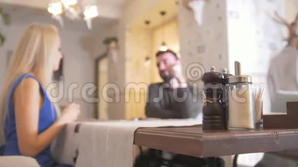 可爱的夫妇坐在咖啡馆里重点明确视频的预览图