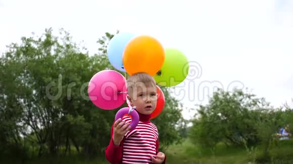 快乐男孩在公园里玩气球散步和户外活动视频的预览图