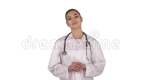 女医生用双手在白色背景上展示一些东西视频的预览图