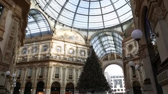 维托里奥埃马努埃勒二世画廊和施华洛世奇圣诞树全景视频的预览图