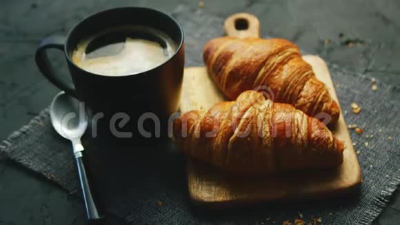 牛角面包和一杯咖啡视频的预览图