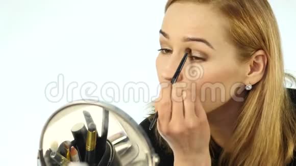 漂亮的女人每天化妆拿着化妆刷在镜子前4K视频的预览图