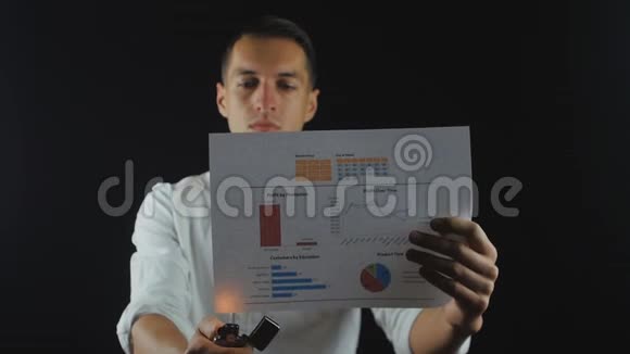 商人烧掉财务销售的纸张时间表视频的预览图