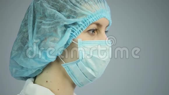 女外科医生用悲伤的眼神看着镜头准备告诉坏消息视频的预览图