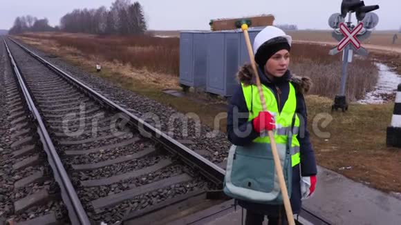 女铁路工人肩上扛着刷子视频的预览图