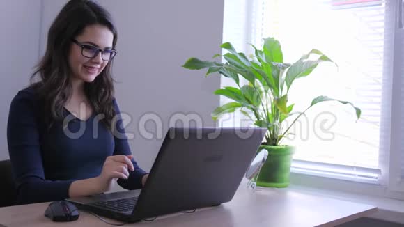 办公室工作人员女商人戴着带笔记本电脑的眼镜在窗口附近工作视频的预览图