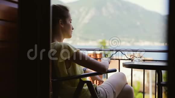可爱的女孩从玻璃中喝淡水穿黄色衬衫的女性旅行者在豪华酒店放松身心视频的预览图