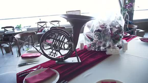 餐桌上的铜管装饰婚宴视频的预览图