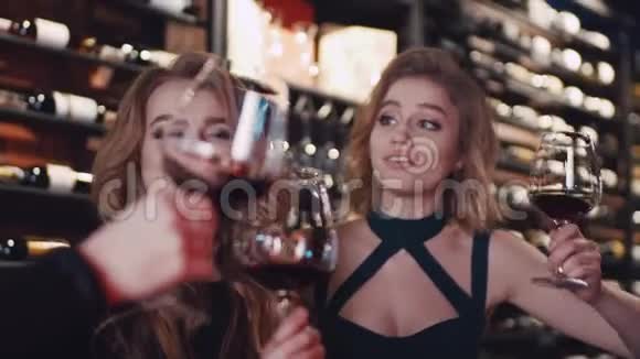 快乐的女性朋友举起酒杯敬酒欢呼喝红酒快乐庆祝视频的预览图