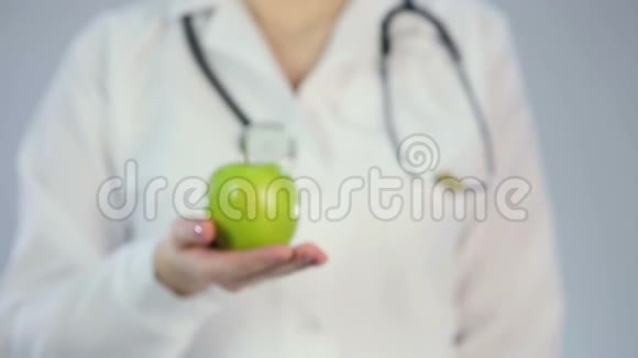 营养学家提出新鲜的绿色苹果建议健康饮食视频的预览图