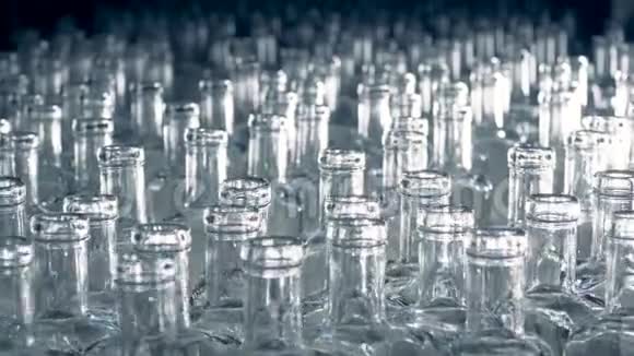 许多玻璃瓶正在向前移动彼此放置得非常紧密视频的预览图