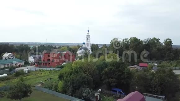 夏季城市背景下白色教堂的俯视图库存录像带有绿色区域的郊区全景视频的预览图