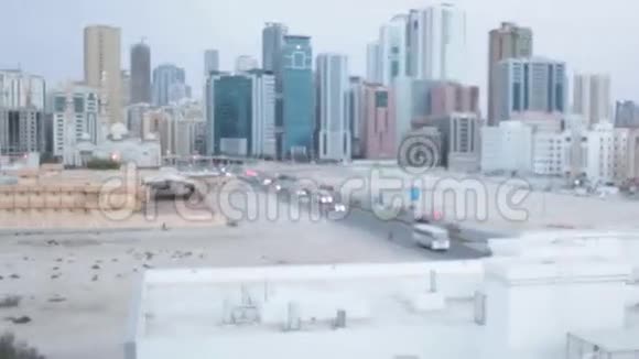 从屋顶俯瞰摩天大楼的景色视频的预览图
