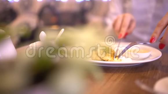 女人在咖啡馆里吃甜点和喝咖啡特写美女在咖啡馆吃早餐4k视频的预览图