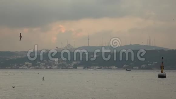 伊斯坦布尔城市银行的城市天际线建筑和博斯普鲁斯海峡在夕阳的天空背景下视频的预览图