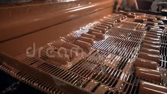 糖果厂的生产线上浇上巧克力视频的预览图
