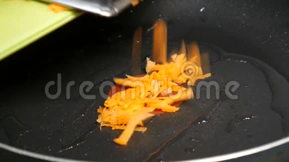 在加热的平底锅上用红萝卜炒视频的预览图
