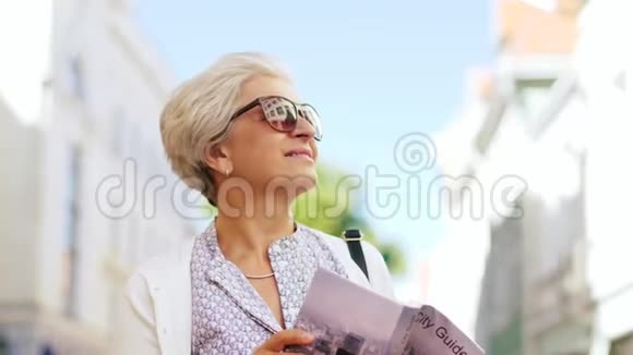 老年妇女或带城市导游步行的游客视频的预览图