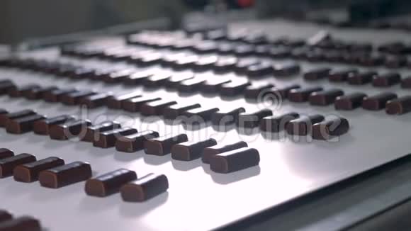 糖果厂生产线上的甜点视频的预览图