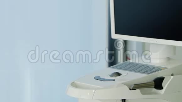 三维牙齿扫描仪装置显示在白色牙科办公室豪华牙科诊所内部配备工具牙科视频的预览图
