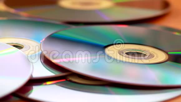 桌子上一堆DVD的镜头视频的预览图