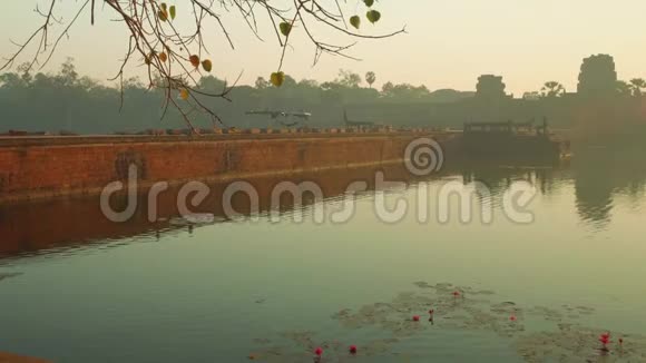 清晨通往吴哥窟寺庙的石桥景观恢复期关闭视频的预览图