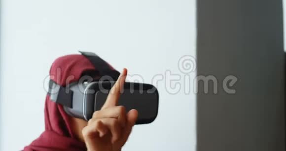 女性高管移除虚拟现实耳机4k视频的预览图