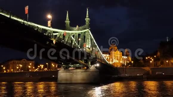 匈牙利布达佩斯多瑙河之夜自由桥视频的预览图