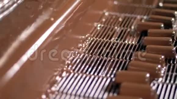 用液体巧克力倒入糖果棒的过程特写视频的预览图