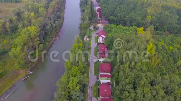 美丽河流的豪华村庄视频的预览图