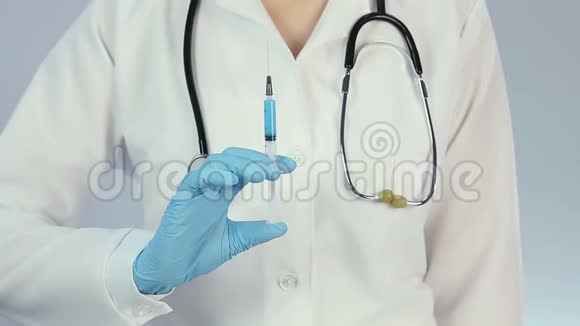 专业医生在接种疫苗前用注射器竖起拇指手签视频的预览图