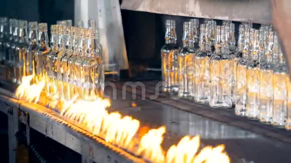 新制作的透明瓶的退火工艺视频的预览图