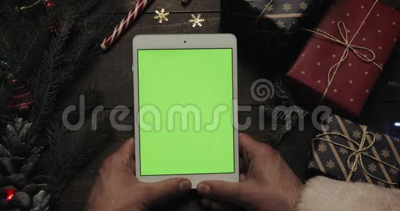 圣诞老人手里拿着绿色屏幕的白色平板电脑铬钥匙上景圣诞新年网络视频的预览图