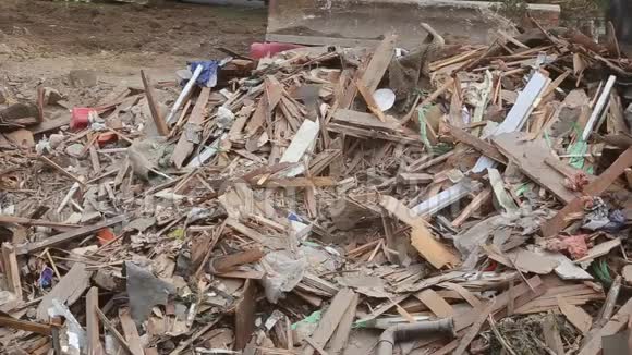 房屋毁坏砖块棍棒树木残梁自然灾害视频的预览图