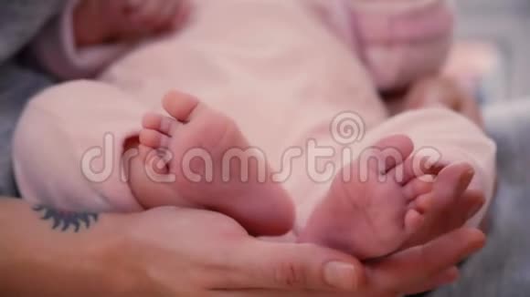 两个月大的女婴可爱的小腿视频的预览图