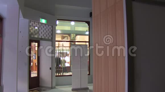商场内部的门和楼梯视频的预览图