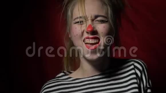 可爱的女孩有雀斑和红鼻子跳舞的小丑视频的预览图