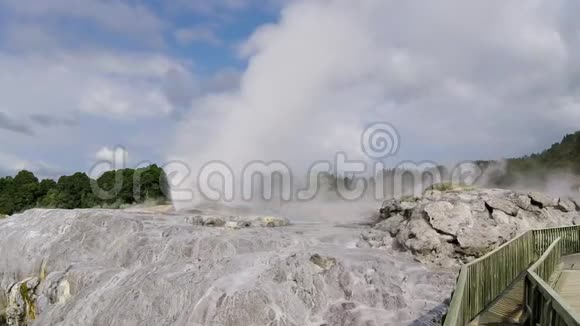 新西兰北岛罗托鲁阿世界著名地热公园视频的预览图