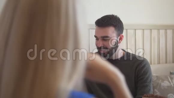 帅哥在年轻女子面前说话一边在餐厅享受视频的预览图