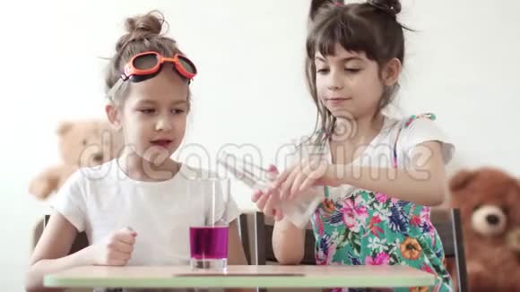 孩子们科学幼儿在家进行化学实验碘和过氧化氢的混合视频的预览图