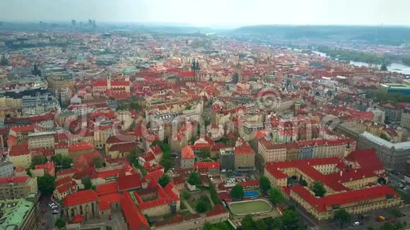 捷克共和国布拉格屋顶的高空俯视图视频的预览图