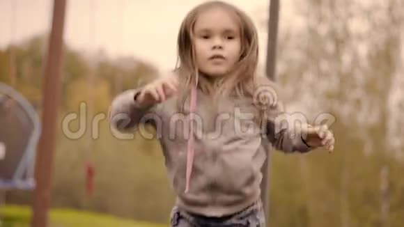 女孩在蹦床上跳视频的预览图