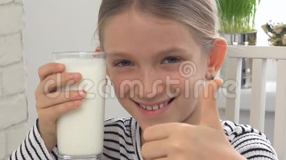 厨房早餐提供儿童饮用牛奶女孩品尝奶制品视频的预览图
