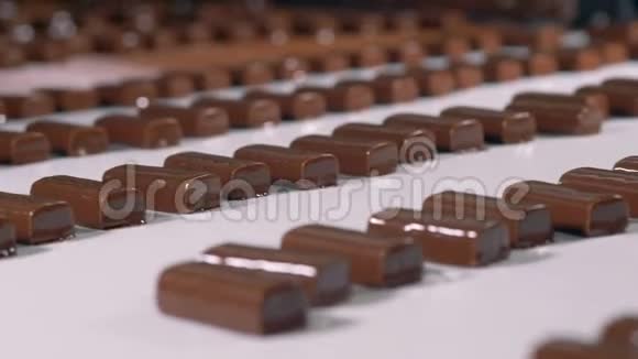 在制造过程中近距离观看巧克力糖果视频的预览图