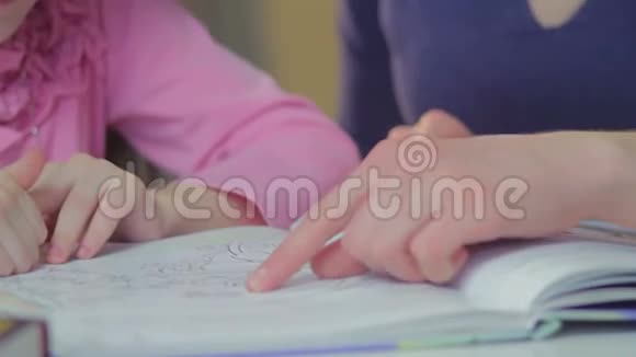特写学习过程小女儿看书妈妈视频的预览图
